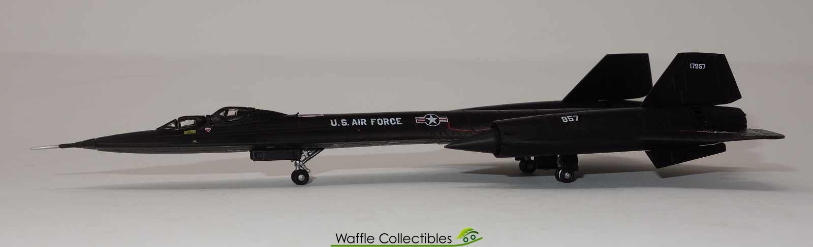 HE559454 HERPA WINGS LOCKHEED SR-71B BLACKBIRD BEALE AIR BASE 1/200 DIE-CAST 
