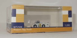 1:200 JC Wings Skymark Airlines Komatsu WT250E Towing Tractor NA GSE2WT250E06
